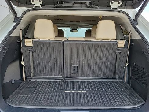 Used 2021 Toyota Highlander XLE AWD/4WD image 16