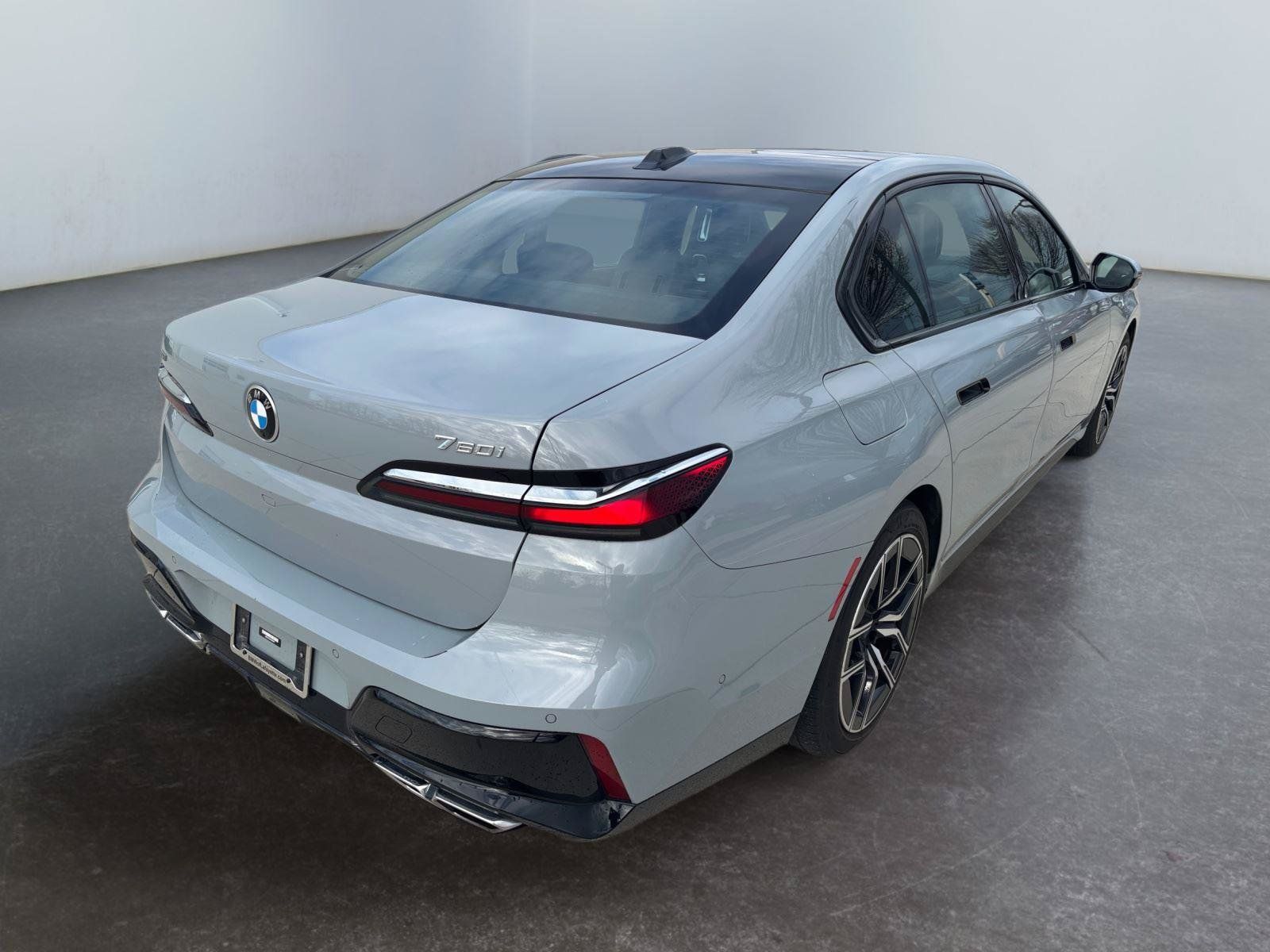 Used 2023 BMW 760i xDrive AWD/4WD image 13