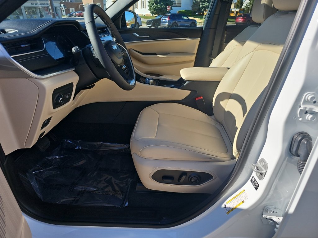 Certified 2025 Jeep Grand Cherokee Limited AWD/4WD image 15