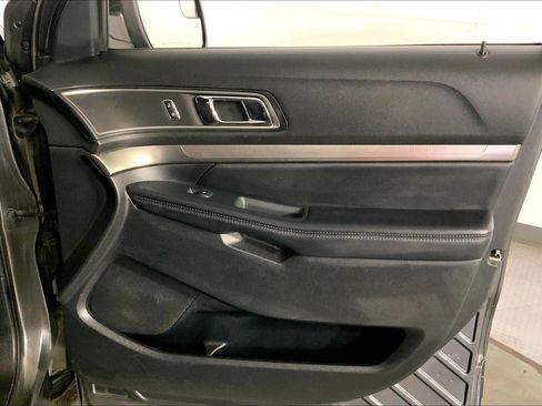 Used 2018 Ford Explorer XLT AWD/4WD image 25