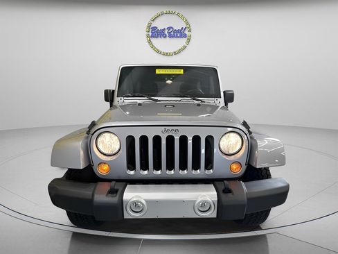 Used 2014 Jeep Wrangler Unlimited Sahara w/ Connectivity Group AWD/4WD image 8
