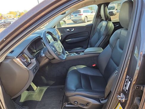 Used 2022 Volvo XC60 B5 Momentum w/ Climate Package image 22