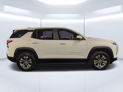 Used 2025 Chevrolet Equinox LT FWD image 2