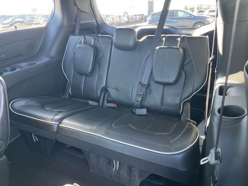 Used 2025 Chrysler Pacifica Limited image 15