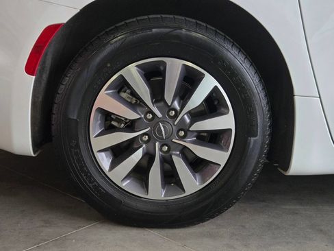Used 2023 Chrysler Pacifica Touring-L FWD image 5