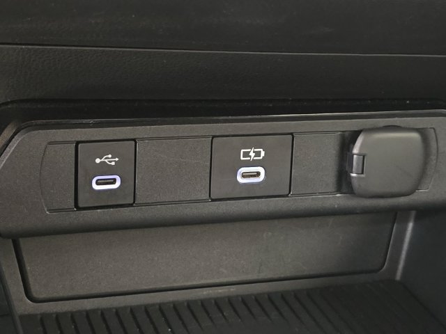 Used 2025 Toyota Prius LE FWD image 18