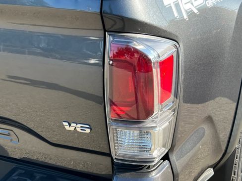 Used 2021 Toyota Tacoma TRD Off-Road w/ Technology Package AWD/4WD image 18