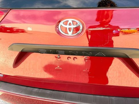 Used 2019 Toyota Sienna L w/ Carpet Mat Package FWD image 26