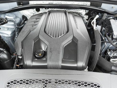 Used 2025 Porsche Macan AWD/4WD image 37