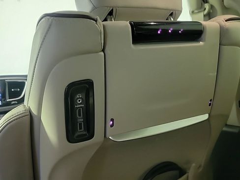 Used 2019 Chrysler Pacifica Limited FWD image 20