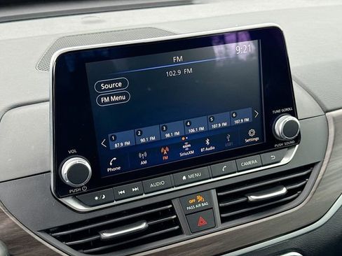 Used 2025 Nissan Altima 2.5 SV FWD image 14