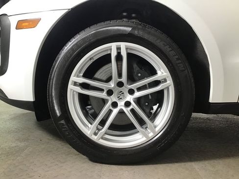 Certified 2024 Porsche Macan AWD/4WD image 11