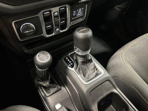 Used 2025 Jeep Gladiator Sport AWD/4WD image 29