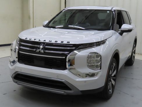 New 2025 Mitsubishi Outlander SE image 7