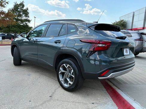 Used 2025 Chevrolet Trax LT w/ LT Convenience Package FWD image 8