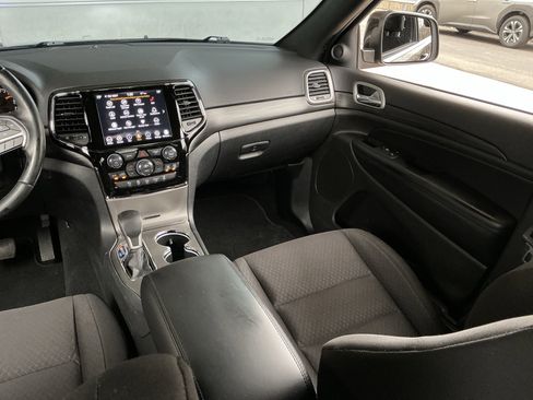 Used 2020 Jeep Grand Cherokee Laredo w/ 18" Wheel & 8.4" Radio Group image 16