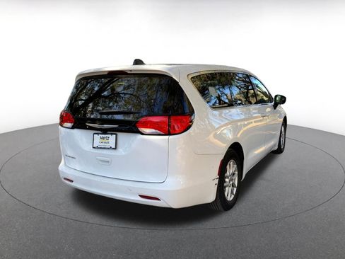 Used 2022 Chrysler Voyager LX image 7