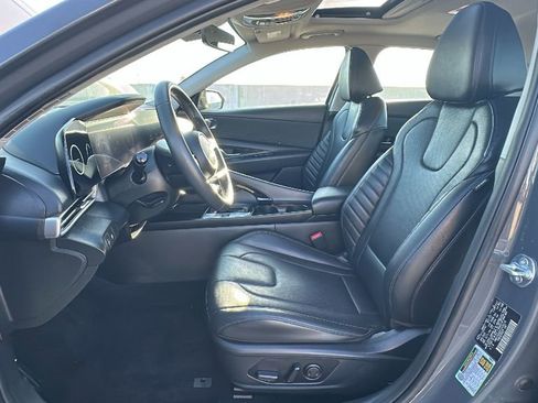 Used 2025 Hyundai Elantra Limited image 4