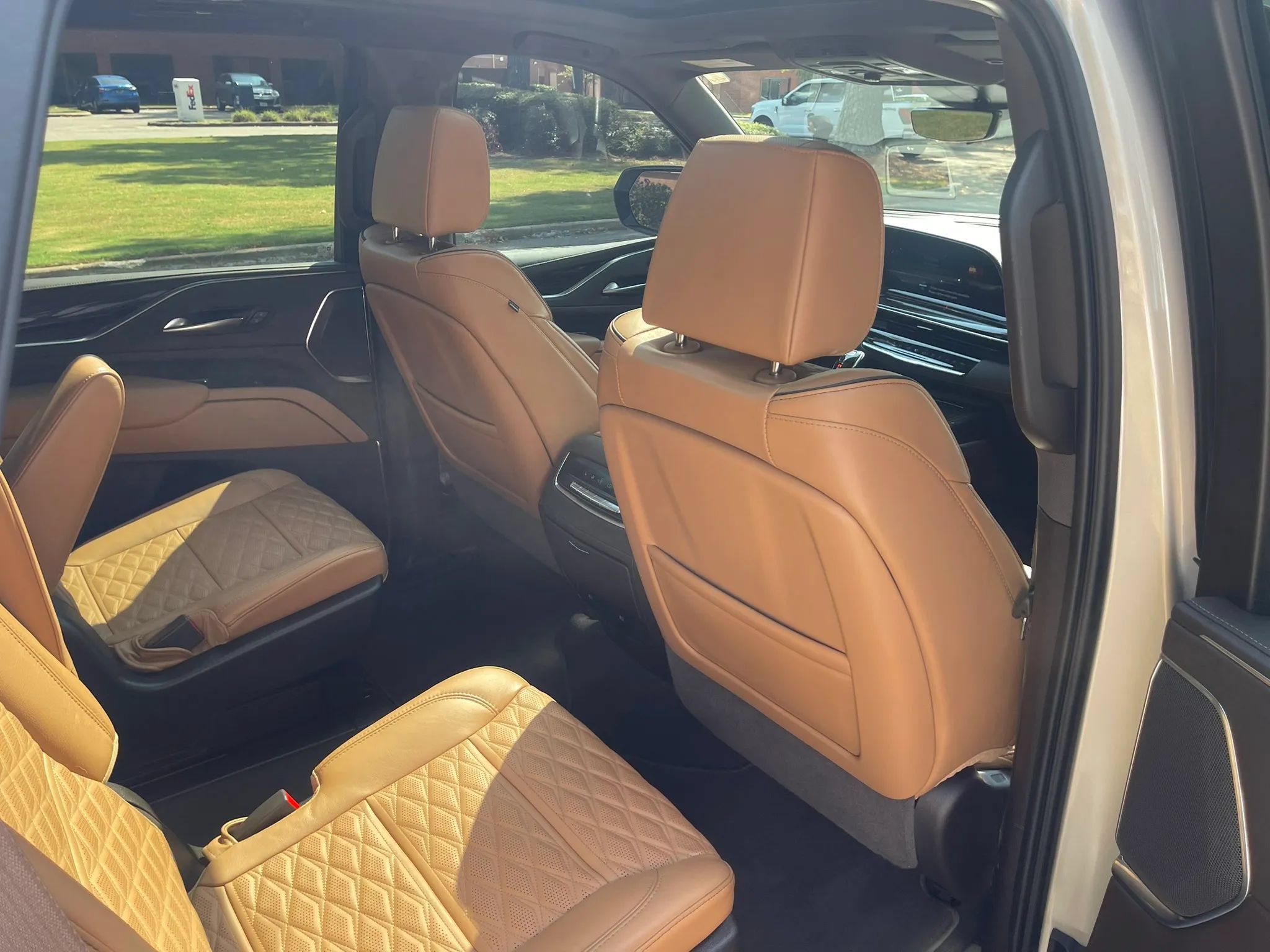 Used 2023 Cadillac Escalade Premium Luxury AWD/4WD image 13