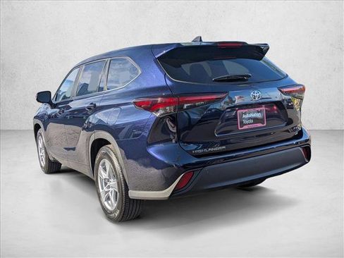 Used 2025 Toyota Highlander LE image 8