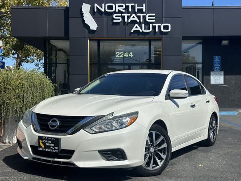 Used 2017 Nissan Altima 2.5 SV w/ Convenience Package FWD image 2