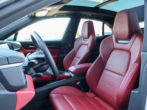 Certified 2025 Porsche Macan 4 Electric image 5