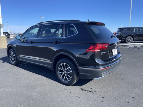 Used 2018 Volkswagen Tiguan SE w/ Panoramic Sunroof Package image 3