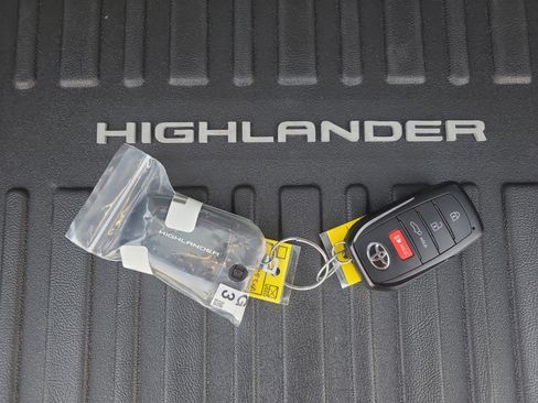 Certified 2026 Toyota Highlander Platinum AWD/4WD image 32