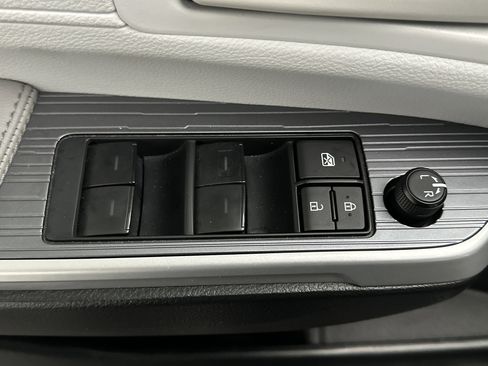 Used 2025 Toyota Sienna LE image 18