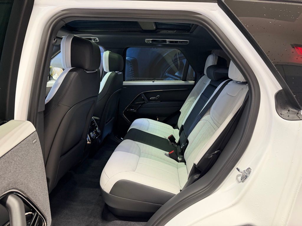 New 2025 Land Rover Range Rover Sport Dynamic SE AWD/4WD image 12