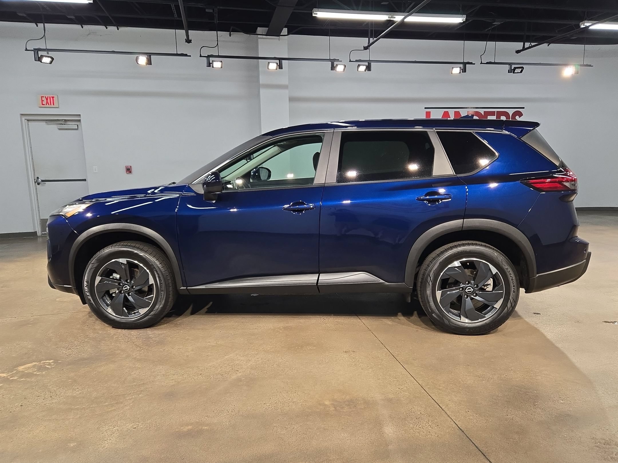 Used 2025 Nissan Rogue SV AWD/4WD image 4