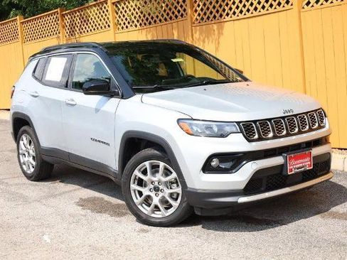Used 2025 Jeep Compass Limited AWD/4WD image 2