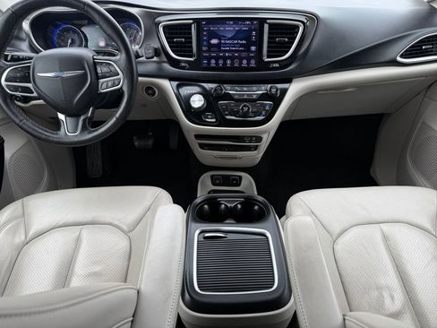 Used 2020 Chrysler Pacifica Touring-L Plus w/ Tire & Wheel Group image 10