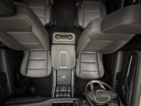 Used 2023 GMC Yukon Denali image 11