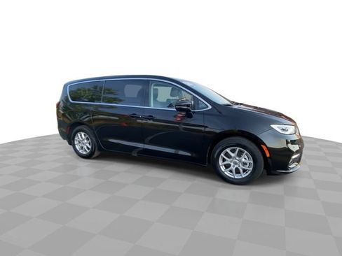 Used 2024 Chrysler Pacifica Touring-L FWD image 3