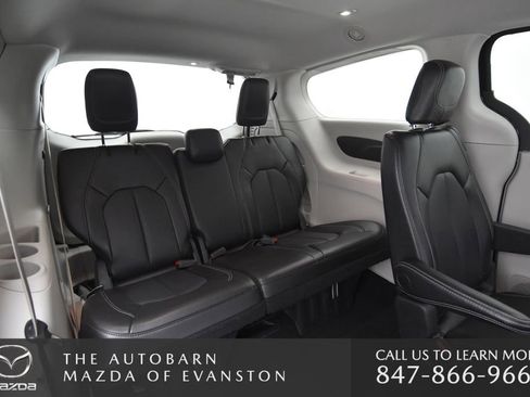 Used 2024 Chrysler Pacifica Touring-L image 27