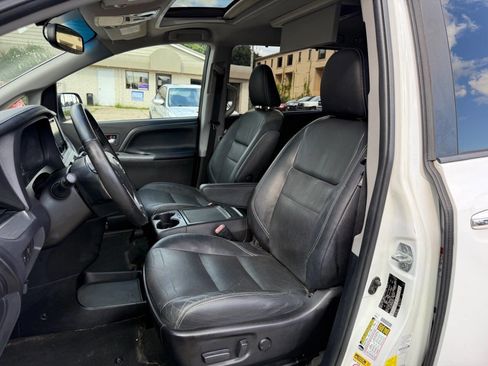 Used 2017 Toyota Sienna SE Premium image 7