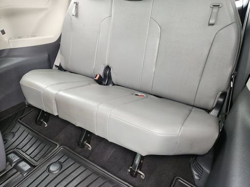 Used 2021 Toyota Sienna XLE FWD image 32