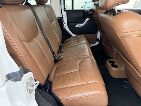 Used 2016 Jeep Wrangler Unlimited Sahara w/ Connectivity Group AWD/4WD image 33