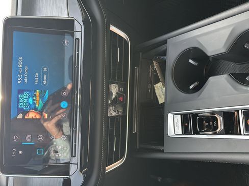 Used 2025 Volkswagen Atlas Cross Sport SE image 11