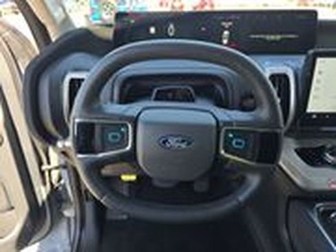 Used 2025 Ford Expedition Active AWD/4WD image 9