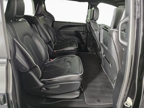 Used 2023 Chrysler Pacifica Limited w/ Uconnect Theater Family Group FWD image 41