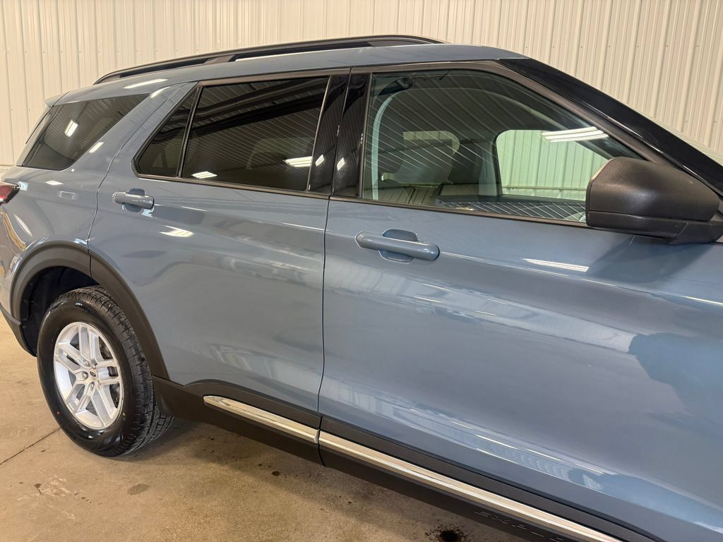 Used 2025 Ford Explorer Active AWD/4WD image 12