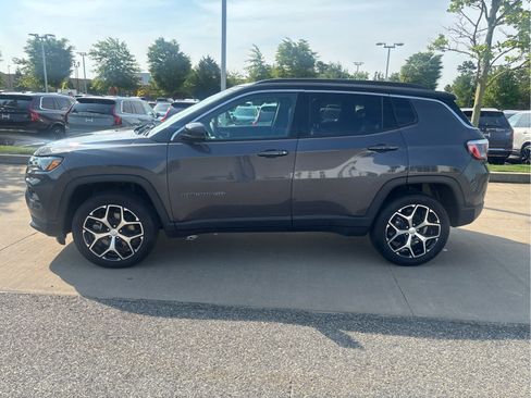 Used 2024 Jeep Compass Limited w/ Sun and Sound Group AWD/4WD image 26
