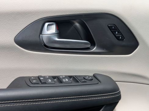 Used 2024 Chrysler Pacifica Touring-L FWD image 13