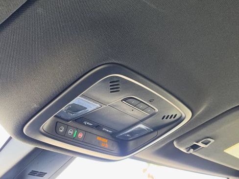 Used 2023 Chevrolet Traverse LT FWD image 31