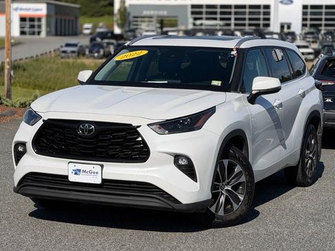 Used 2022 Toyota Highlander XLE AWD/4WD image 1
