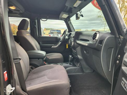 Used 2015 Jeep Wrangler Unlimited Sahara w/ Connectivity Group image 26