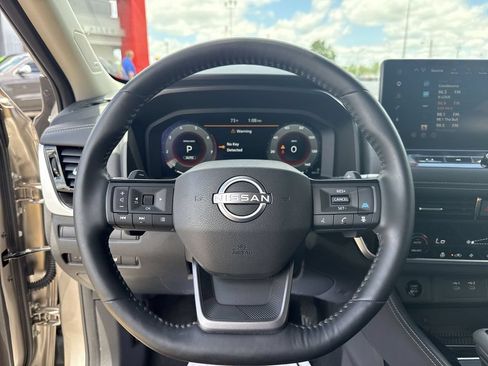 Used 2025 Nissan Rogue Platinum AWD/4WD image 24