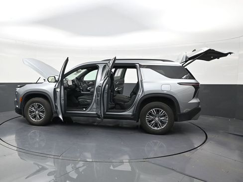 Used 2024 Chevrolet Traverse LT FWD image 30